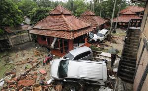 Foto: AA / Broj poginulih osoba u cunamiju u kanalu Sunda u Indoneziji povećan je na 222